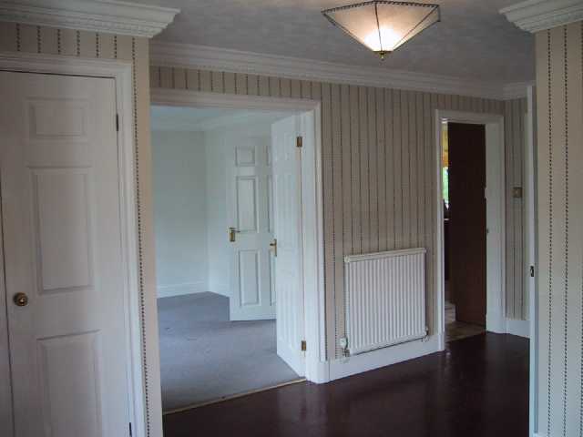 DinningRoom-1.jpg (21304 bytes)