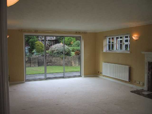 LivingRoom-1.jpg (23605 bytes)